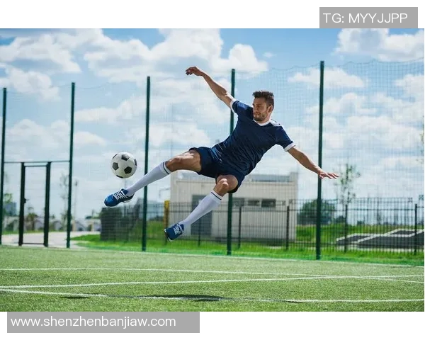 可爱婴儿足球明星球服图片展示小小运动员的梦想与活力