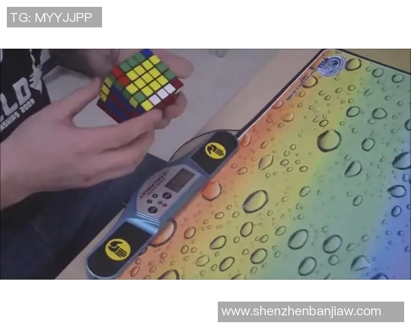 足球明星挑战魔方技巧展现超凡智慧与运动魅力的精彩瞬间